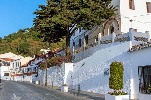White-wash-Spanish-building-in-walking-Mijas-Holiday