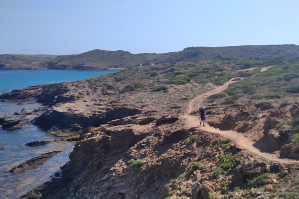 walking-holiday-sandy-path