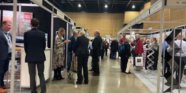 simon-calder-at-the-group-leisure-and-travel-show-seminar-stage-busy-show