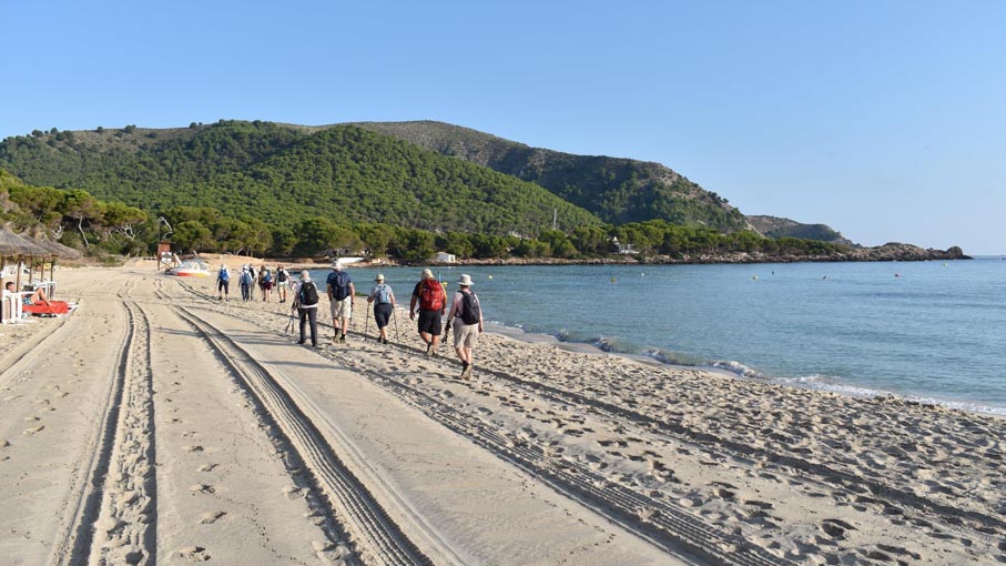 Across CalaAgullabeach at 9.20am, in an hour this will be full of people.