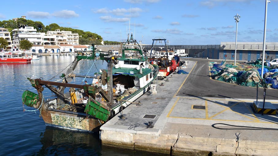 Arriving back at CalaRatjadaand we pass a couple of fishing boats.
