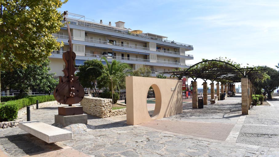 CalaRatjadacentre near the port.