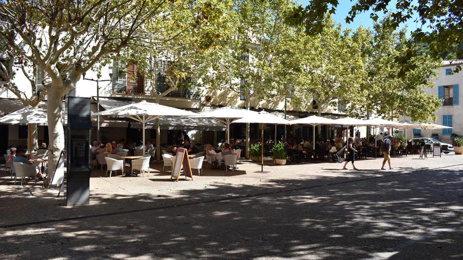 Capdeperasquare with the café stop.