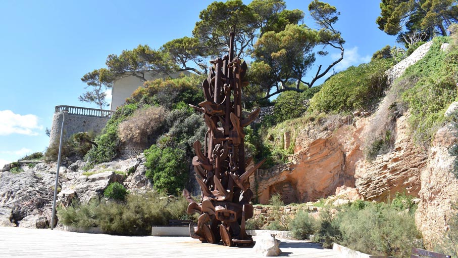 Day-Two---Very-clever-anchor-sculpture.