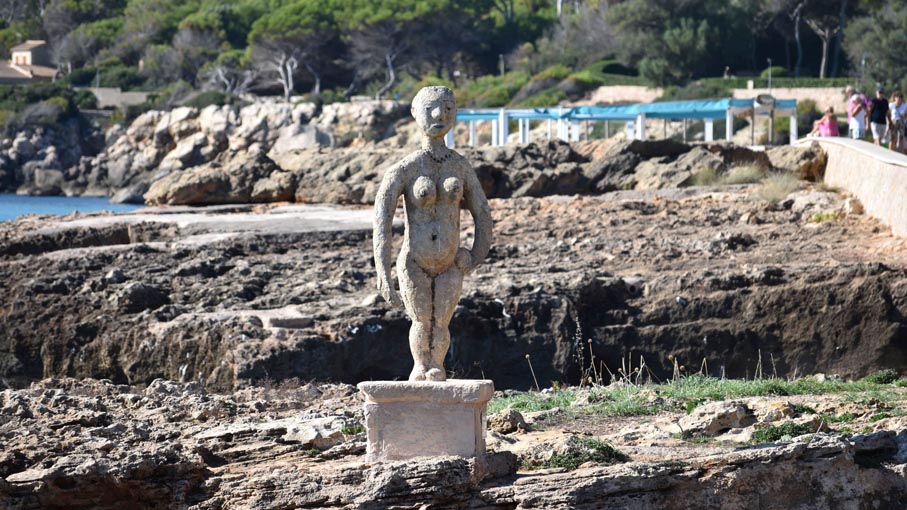 Funny-stone-“mermaid”-near-Na-Ferradura-beach,-probably-an-art-exhibit.