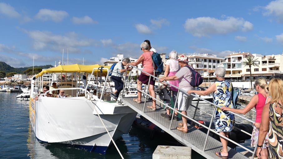 Getting on the CalaRatjadaExpress boat to CalaMillor.