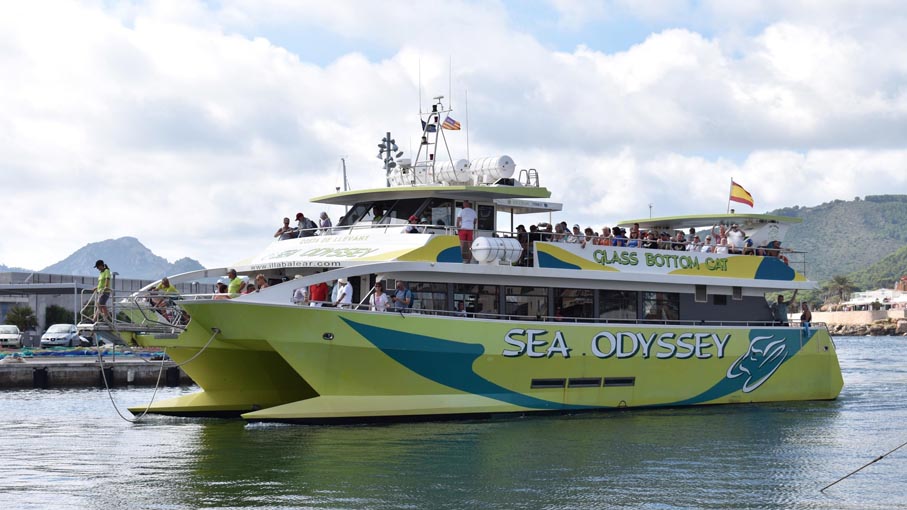 Here comes our ship. The glass bottom section is actually in the hull sides.