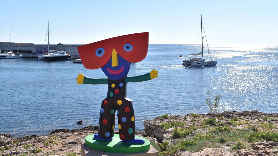 Seems-like-a-happy-chap-on-the-harbourside.