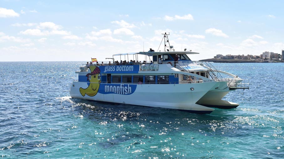 The Moonfish boat had to reverse to leave the Sa Coma port.